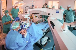 /cataratta-croazia/profesor Gabrić izvodi ugradnju SING IMT leća -training day-2.jpg